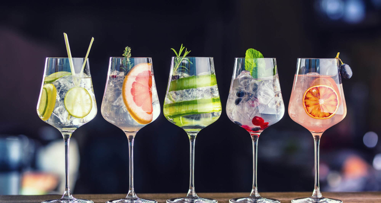 Gin &amp; Tonic: Έ&nu;&alpha; &alpha;&pi;ό &tau;&alpha; &pi;&iota;&omicron; &lambda;&iota;&gamma;ό&tau;&epsilon;&rho;&omicron; &epsilon;&pi;&iota;&beta;&lambda;&alpha;&beta;ή &alpha;&lambda;&kappa;&omicron;&omicron;&lambda;&omicron;ύ&chi;&alpha; &pi;&omicron;&tau;ά &pi;&omicron;&upsilon; &mu;&pi;&omicron;&rho;&epsilon;ί&sigmaf; &nu;&alpha; &epsilon;&pi;&iota;&lambda;έ&xi;&epsilon;&iota;&sigmaf;