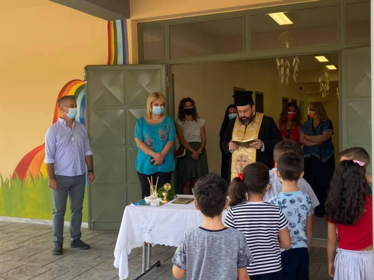 &Sigma;&tau;&omicron;&upsilon;&sigmaf; &Alpha;&gamma;&iota;&alpha;&sigma;&mu;&omicron;ύ&sigmaf; &gamma;&iota;&alpha; &tau;&eta; &nu;έ&alpha; &sigma;&chi;&omicron;&lambda;&iota;&kappa;ή &chi;&rho;&omicron;&nu;&iota;ά &eta; &Delta;ή&mu;&alpha;&rho;&chi;&omicron;&sigmaf; &Chi;&alpha;&lambda;&kappa;&iota;&delta;έ&omega;&nu;.