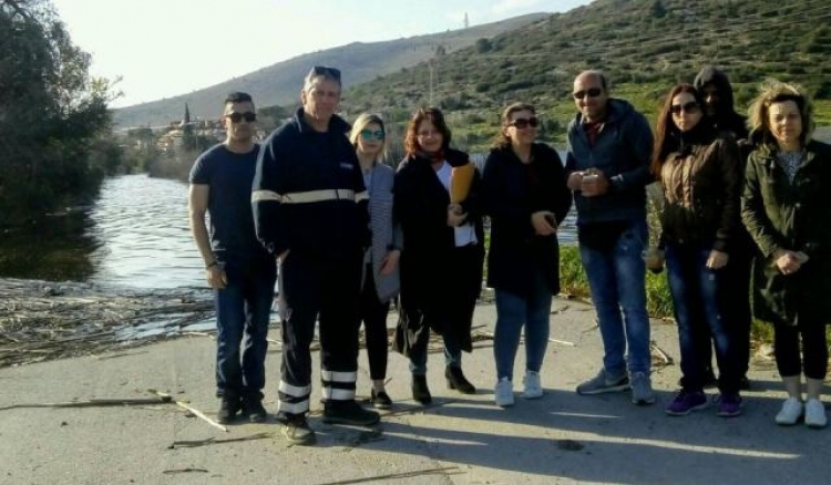 &Gamma;&kappa;&lambda;έ&tau;&sigma;&omicron;&sigmaf;: &laquo;&Pi;&alpha;&lambda;&epsilon;ύ&omicron;&upsilon;&mu;&epsilon; &gamma;&iota;&alpha; &tau;&alpha; &alpha;&upsilon;&tau;&omicron;&nu;ό&eta;&tau;&alpha;&raquo;