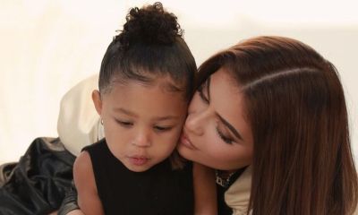Kylie Jenner: &Eta; 8&chi;&rho;&omicron;&nu;&eta; &kappa;ό&rho;&eta; &tau;&eta;&sigmaf; &mu;&pi;&alpha;ί&nu;&epsilon;&iota; &sigma;&tau;&omicron;&nu; &kappa;ό&sigma;&mu;&omicron; &tau;&eta;&sigmaf; &mu;ό&delta;&alpha;&sigmaf;
