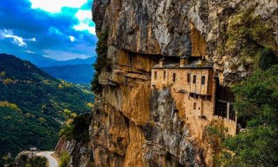Έ&nu;&alpha; &mu;&omicron;&nu;&alpha;&sigma;&tau;ή&rho;&iota; &mu;έ&sigma;&alpha; &sigma;&tau;&omicron;&nu; &beta;&rho;ά&chi;&omicron;