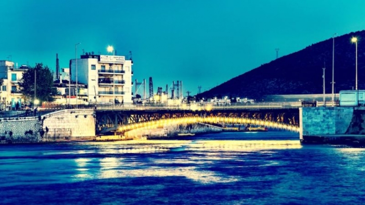 &Tau;&iota; &sigma;&upsilon;&mu;&beta;&alpha;ί&nu;&epsilon;&iota; &mu;&epsilon; &tau;&eta; &gamma;έ&phi;&upsilon;&rho;&alpha; &tau;&eta;&sigmaf; &Chi;&alpha;&lambda;&kappa;ί&delta;&alpha;&sigmaf;;