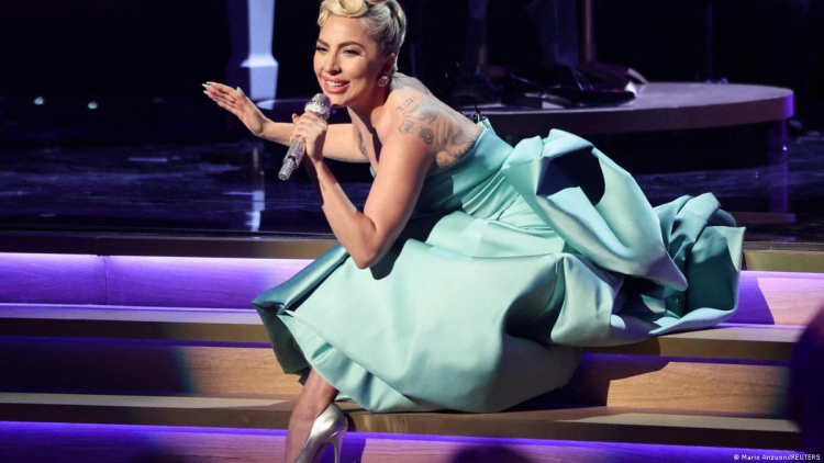 &Eta; Lady Gaga &alpha;&pi;&omicron;&kappa;ά&lambda;&upsilon;&psi;&epsilon; ό&tau;&iota; &theta;&alpha; &pi;&alpha;&nu;&tau;&rho;&epsilon;&upsilon;&tau;&epsilon;ί &sigma;ύ&nu;&tau;&omicron;&mu;&alpha;